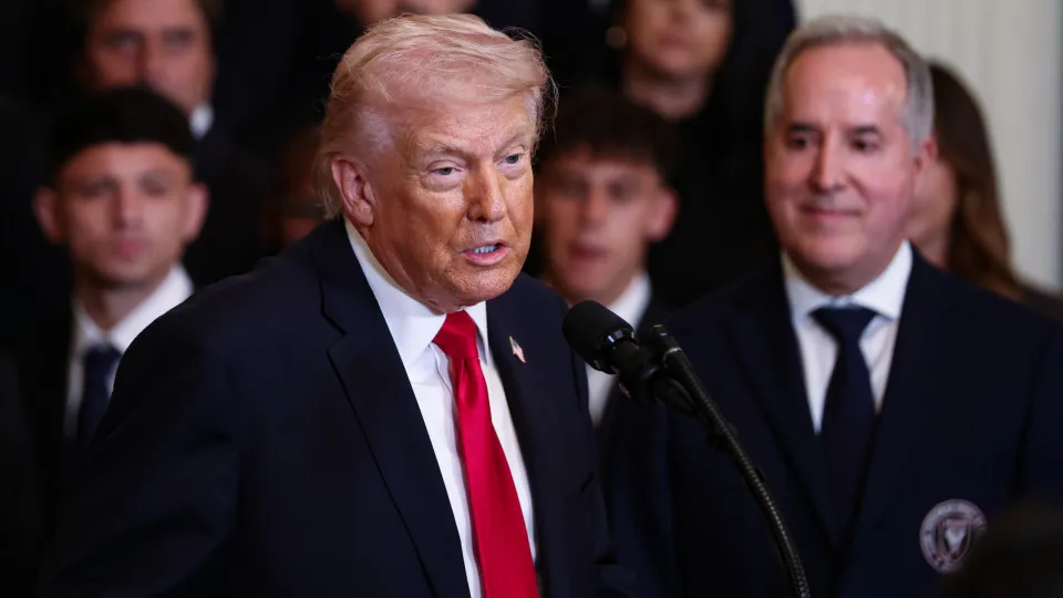 Trump garante que Governo de Cuba "vai cair muito em breve"