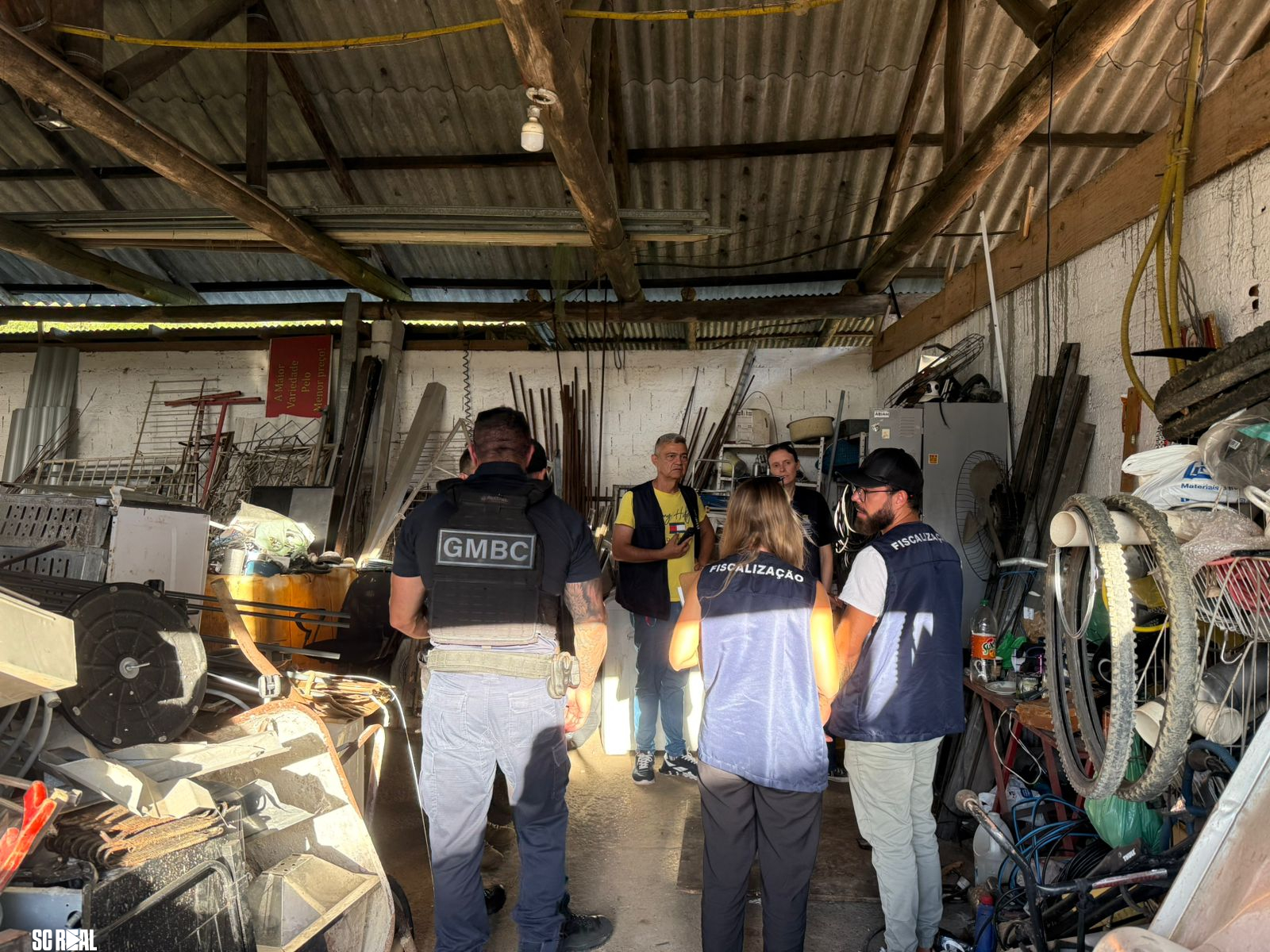 Operação “Alta Tensão” fiscaliza nove ferros-velhos e sucatas em Balneário Camboriú