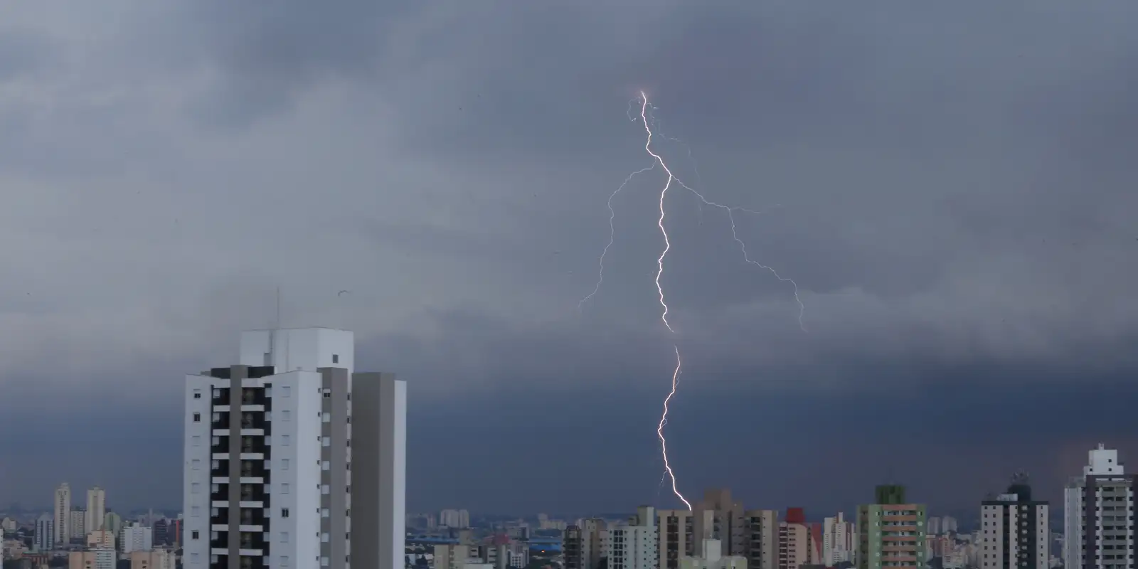 Chuva em SP provoca alagamentos e deixa zona leste em estado de alerta