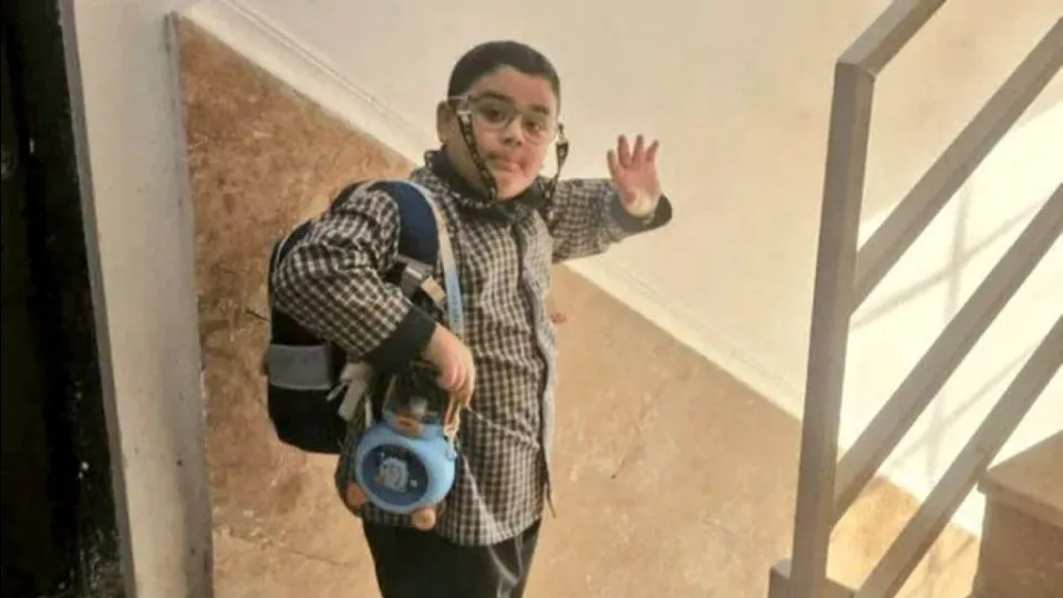 Foto de menino que morreu no Irão viraliza: Estava a despedir-se da mãe