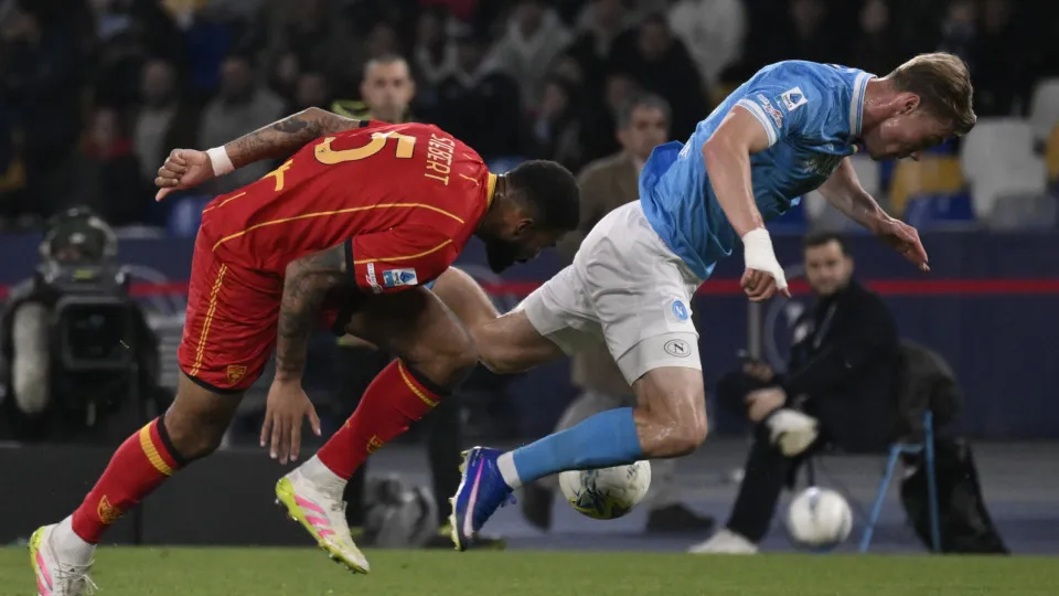 Napoli opera reviravolta contra Lecce e reforça terceiro lugar