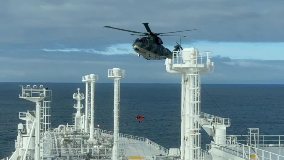 Polaco com possível rotura resgatado de navio-tanque ao largo dos Açores