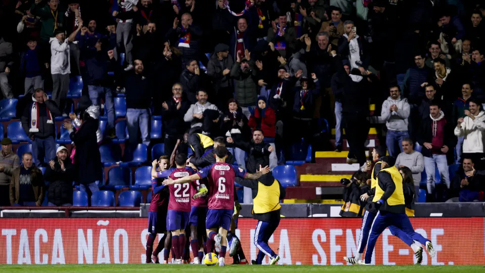 Torreense sobe ao pódio e afunda Portimonense. FC Porto B empata em casa