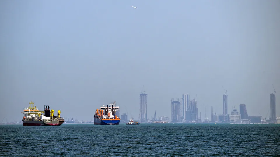 Países recusam ajuda a Trump no estreito de Hormuz, e Irã ataca oleoduto