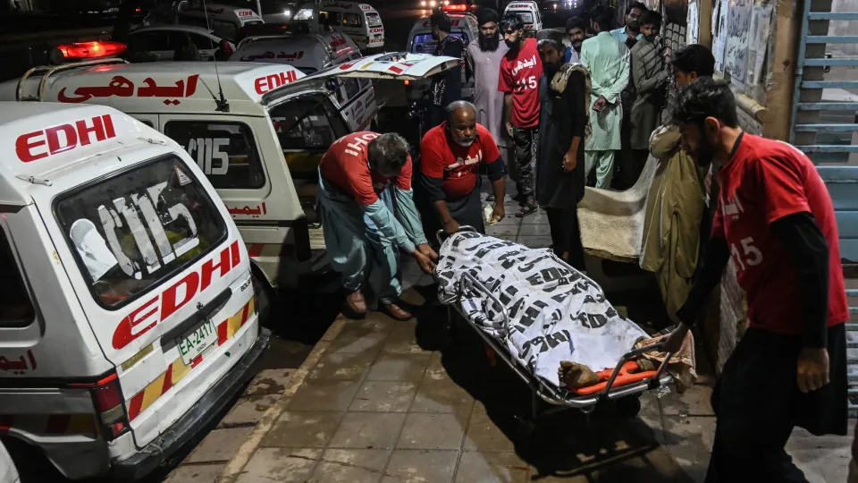 Pelo menos 15 pessoas morreram devido às chuvas fortes no Paquistão