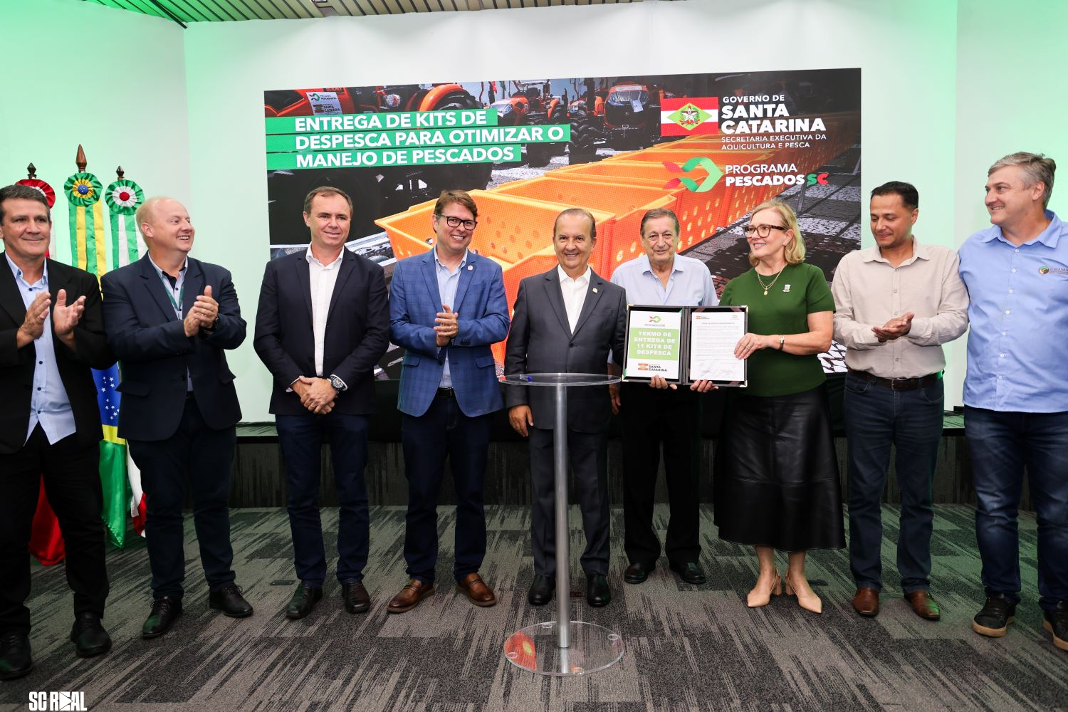 Governador entrega equipamentos e amplia segurança no mar para reforçar a pesca e a aquicultura em SC