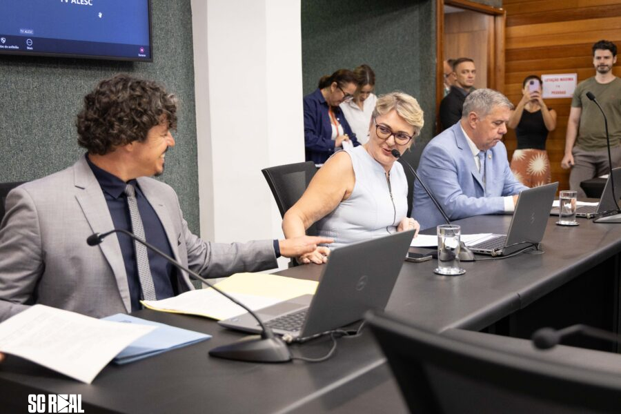 Comissão da Alesc aprova projeto que trata de uso de celulares em sala de aula