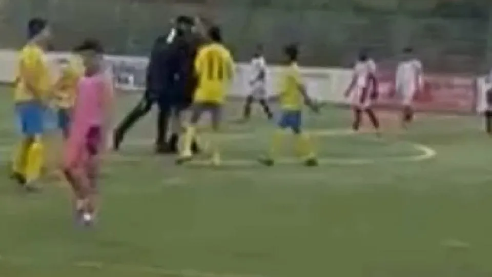 Polémica na formação. Treinador agride árbitro à cabeçada em jogo sub-11