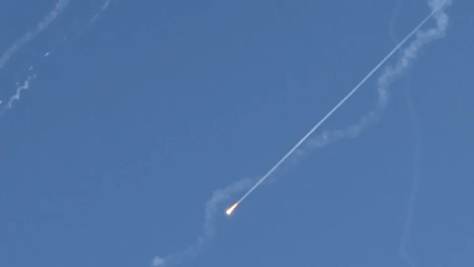 Israel confirma impacto de mísseis iranianos no centro do país