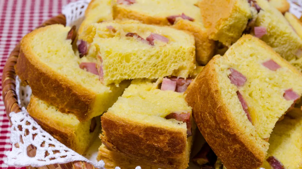 A testar receitas para a Páscoa? Aprenda a fazer folar de enchidos