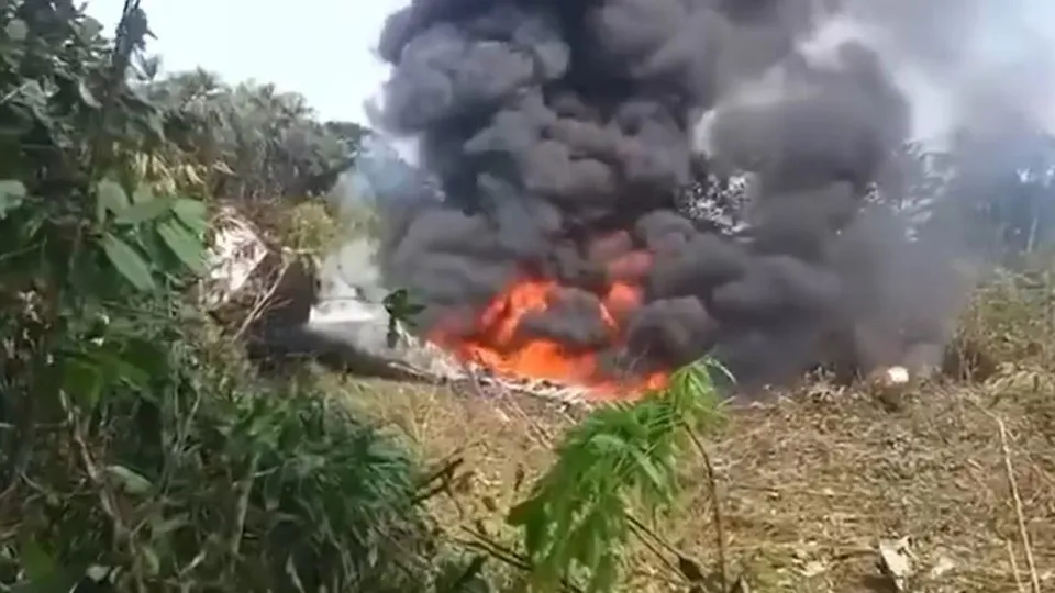 Avião militar cai na Colômbia; mais de 100 soldados estavam a bordo