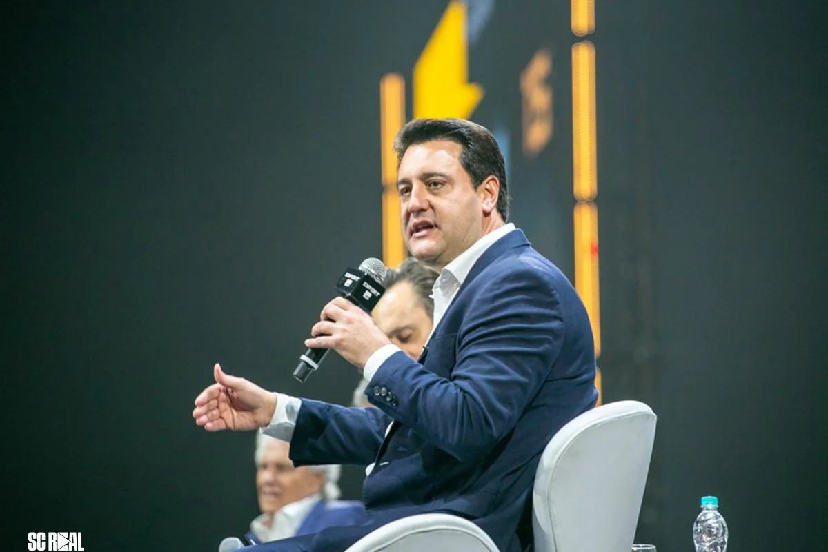 Ratinho Junior desiste de concorrer a Presidência pelo PSD e fica no cargo de governador do Paraná até o final do mandato 