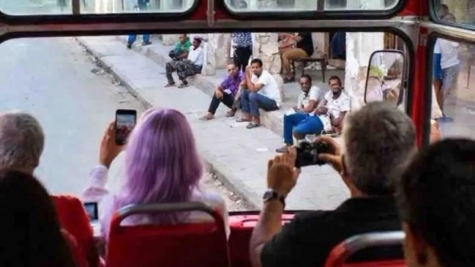 "Safari humano" de ativistas em Cuba? Fotografia é falsa (criada por IA)