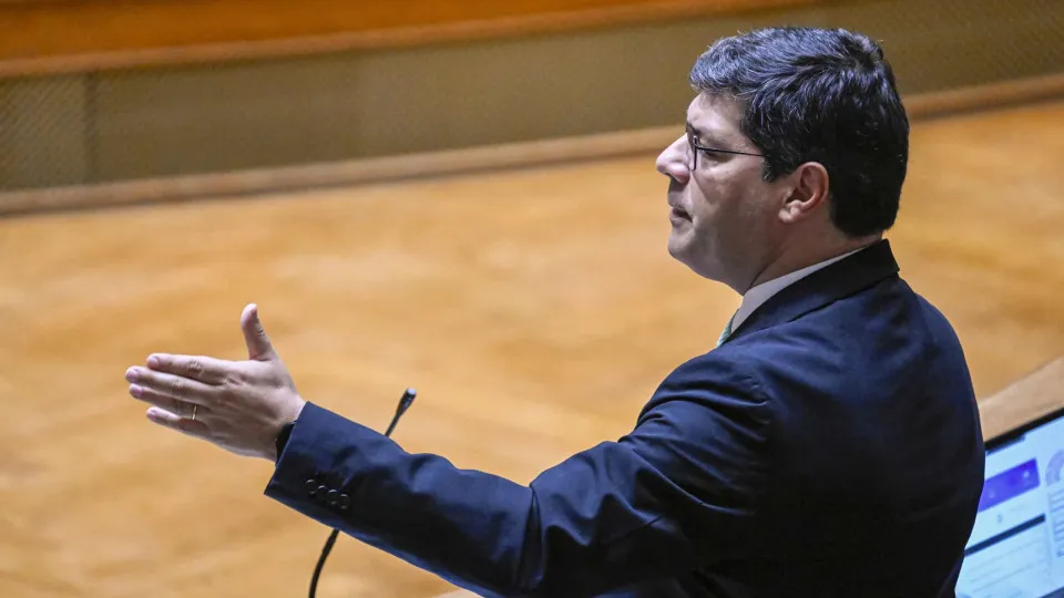 Líder parlamentar do PS acusa Governo de se alhear do território