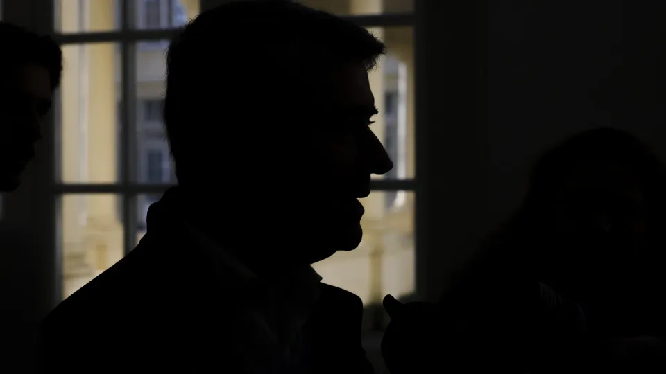 Moção desafia Carneiro: "PS tem de saltar de cima do muro do 'nim'"