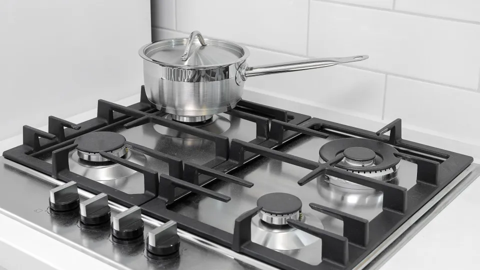 Eis o truque para acabar com a gordura no fogão (e não deixa marcas)