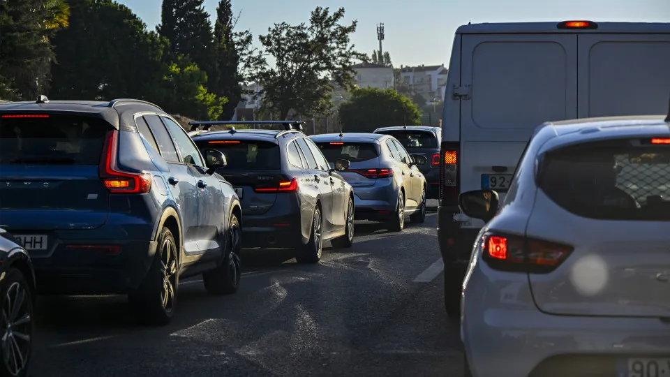 Colisão entre duas viaturas corta A5 em Alvide no sentido Lisboa-Cascais