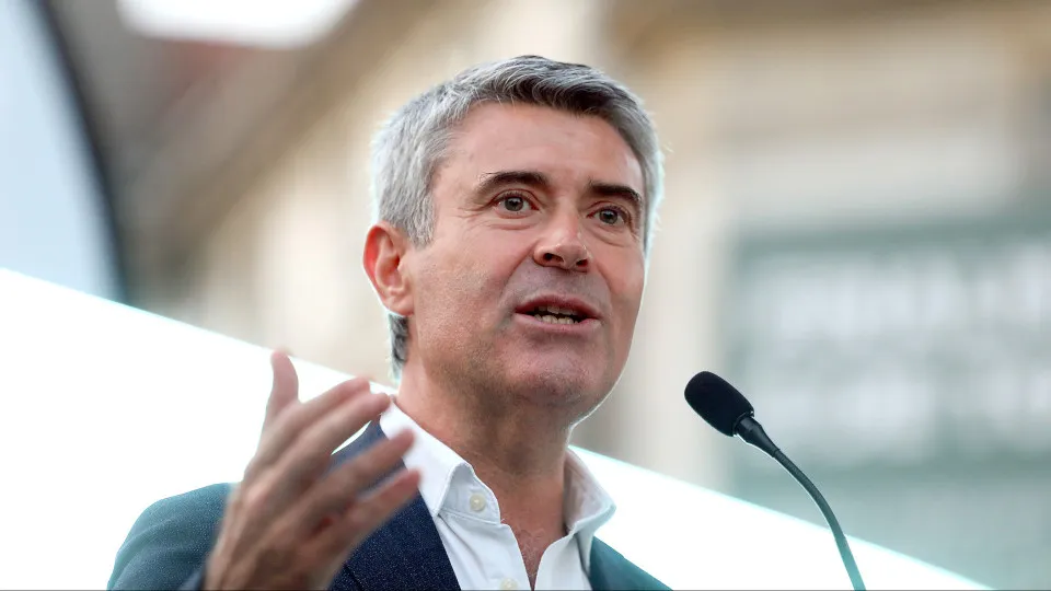 José Luís Carneiro diz que diálogo com PSD continua