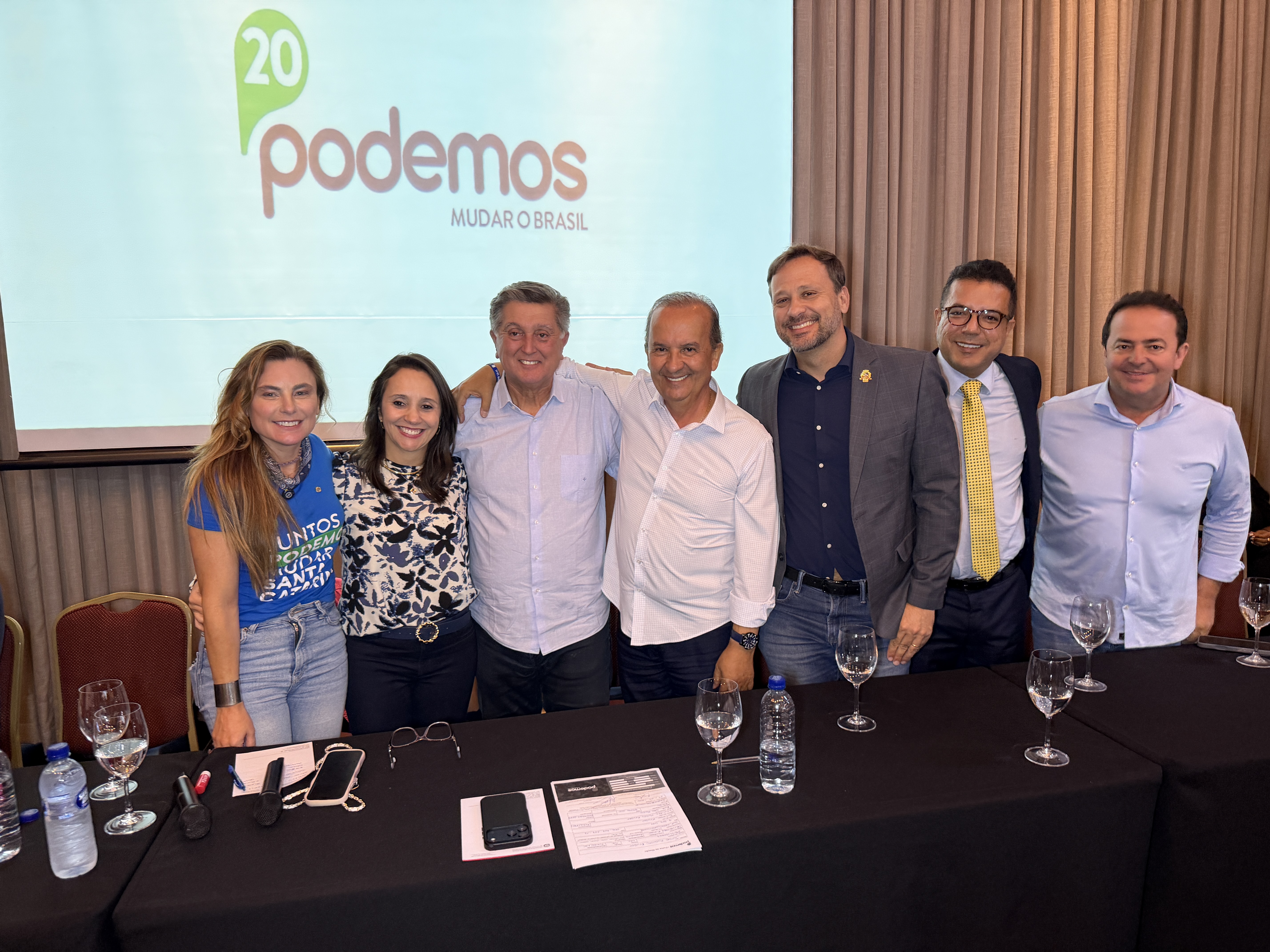 Topázio Neto se filia ao Podemos em ato com lideranças nacionais e estaduais em Florianópolis