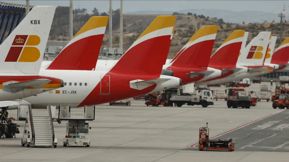 Companhia aérea Iberia vai dispensar quase mil trabalhadores