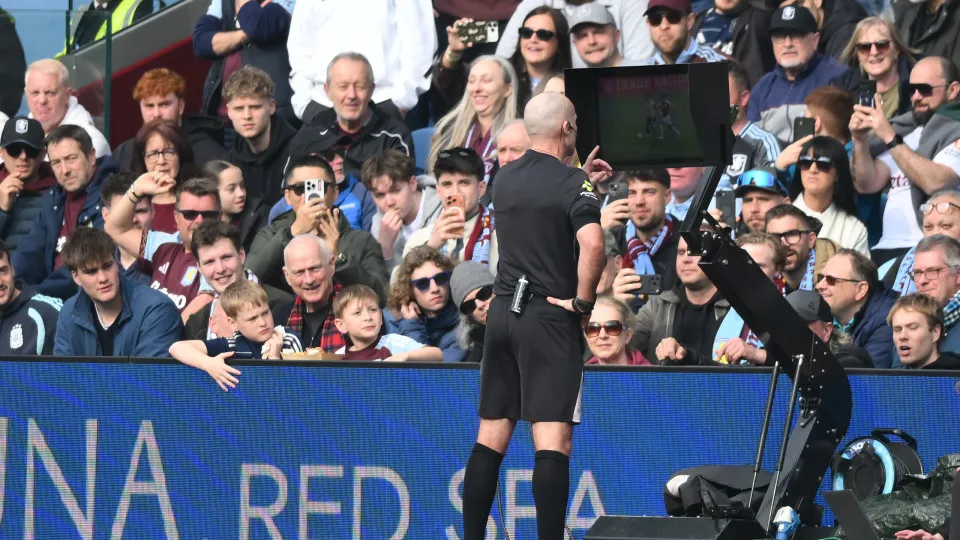 Maioria dos torcedores rejeita VAR e pede fim na Premier League inglesa
