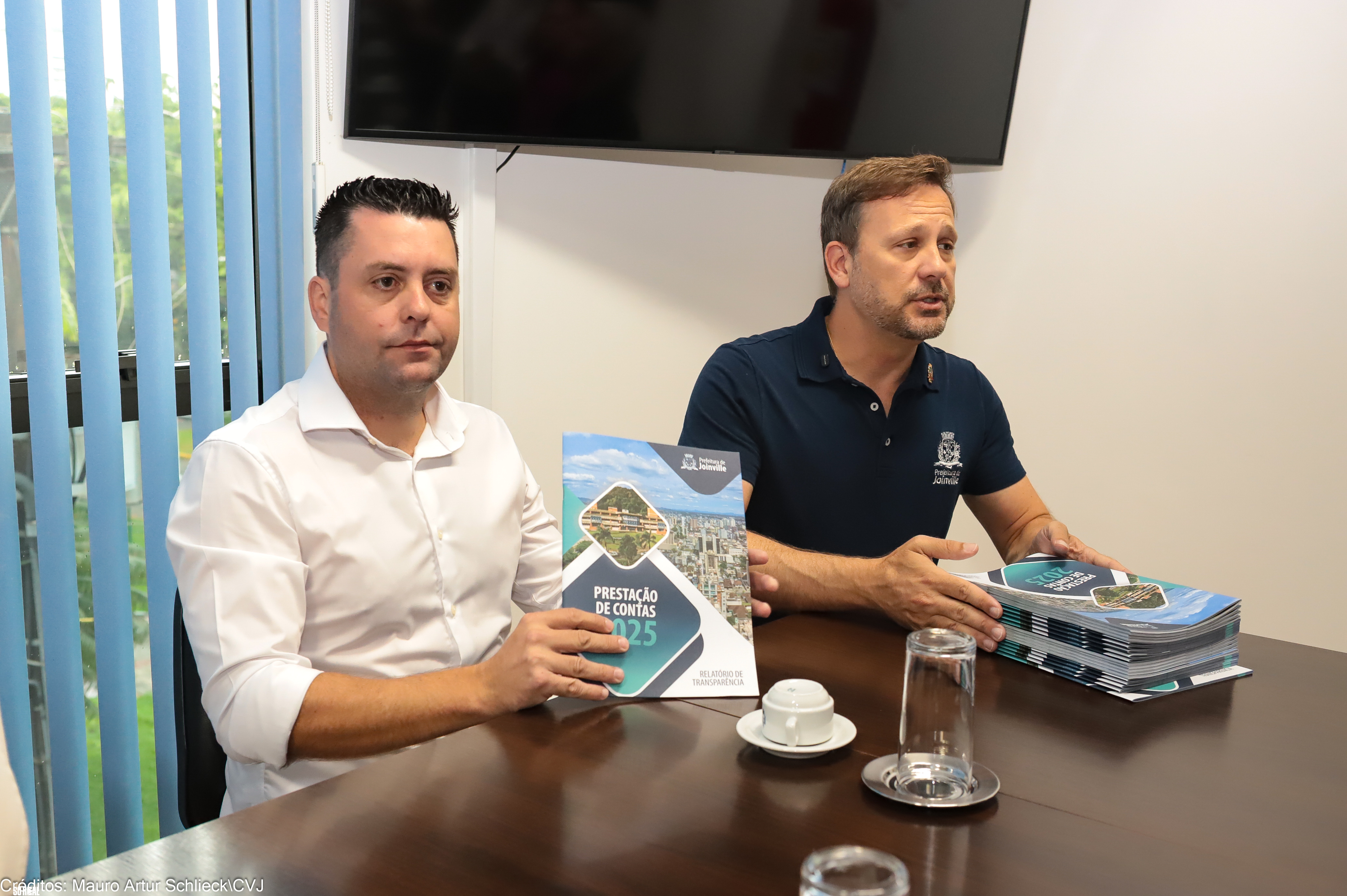 Presidente da CVJ recebe Relatório de Gestão do prefeito e da vice 