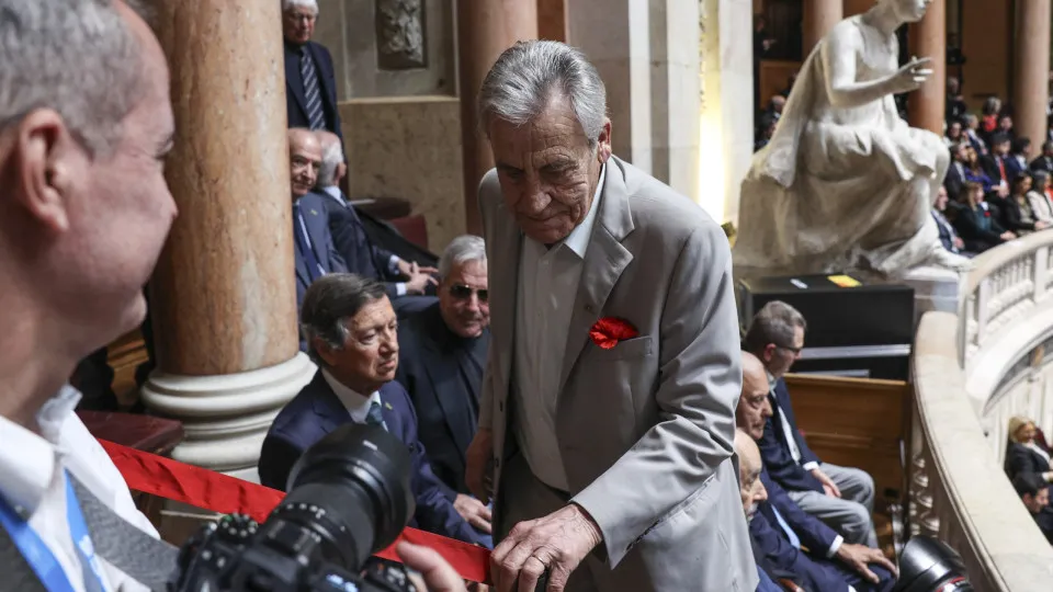 AO MINUTO: "Revisão da Constituição não é drama"; "Todos têm lugar"