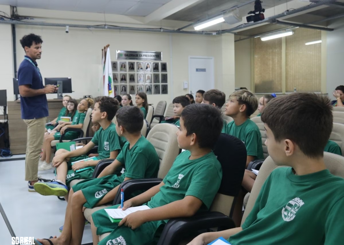 Mais de 300 estudantes passaram pelo programa Alunos no Legislativo, da Câmara de Jaraguá, em março 