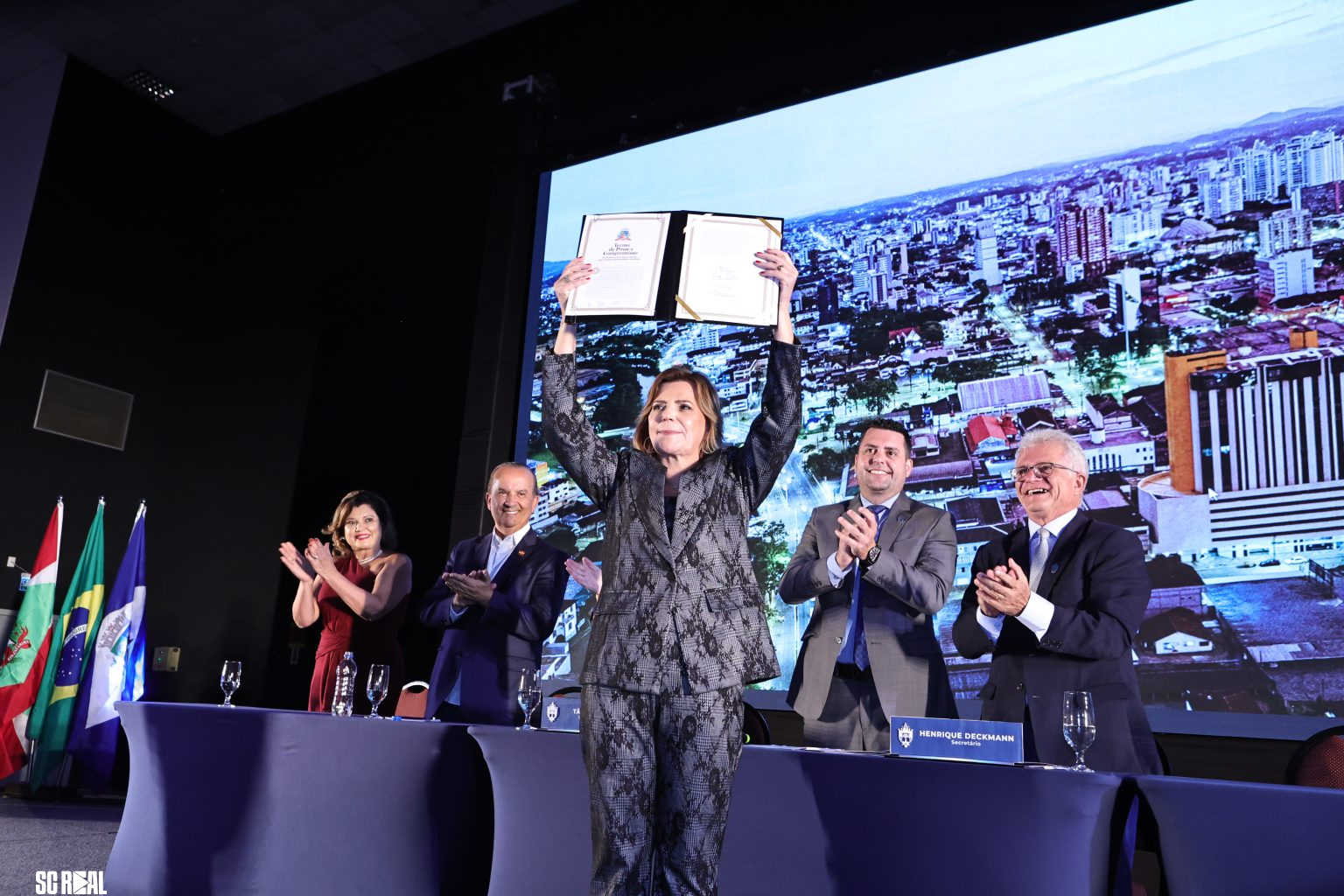 CVJ reconhece renúncia de Adriano e empossa Rejane como a primeira prefeita de Joinville