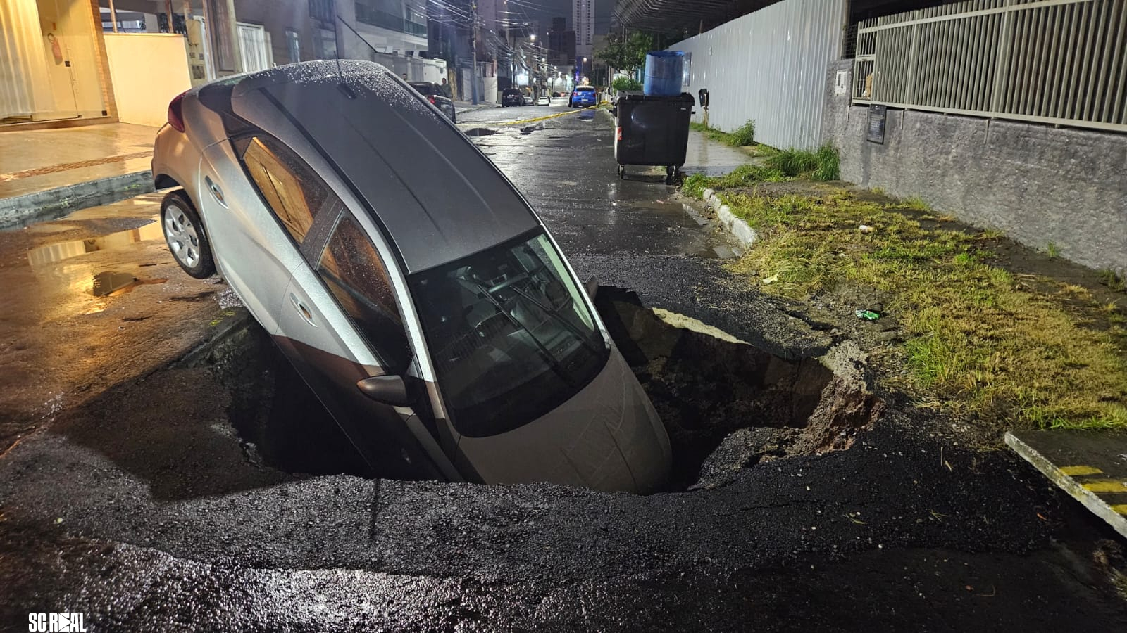 Carro é engolido por cratera aberta em rua de Balneário Camboriú 