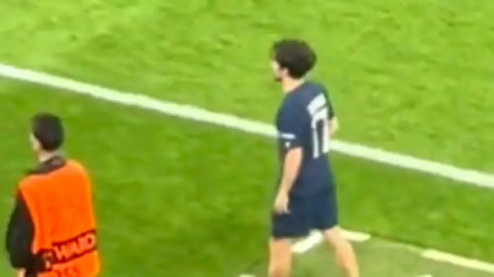 Gesto de Vitinha com jovem do Liverpool conquista o mundo do futebol