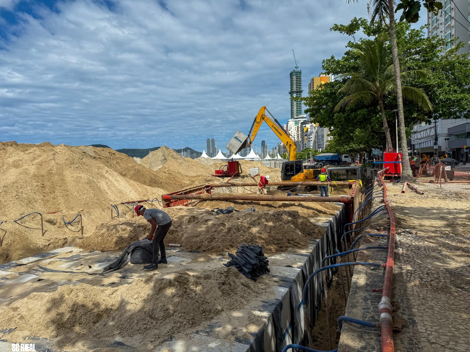 Execução da obra da macrodrenagem avança na Av. Atlântica com a Rua 1001, em BC