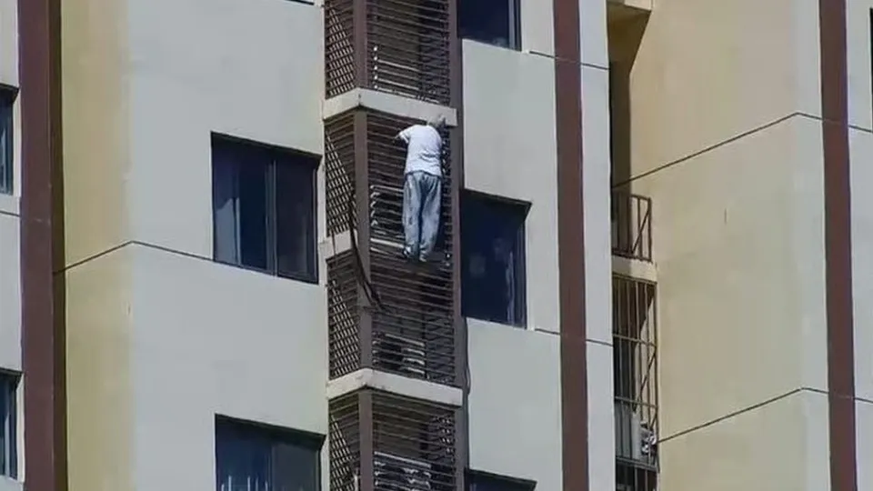 Ficou presa no 27.º andar e decidiu descer pelo lado de fora. Tem 89 anos