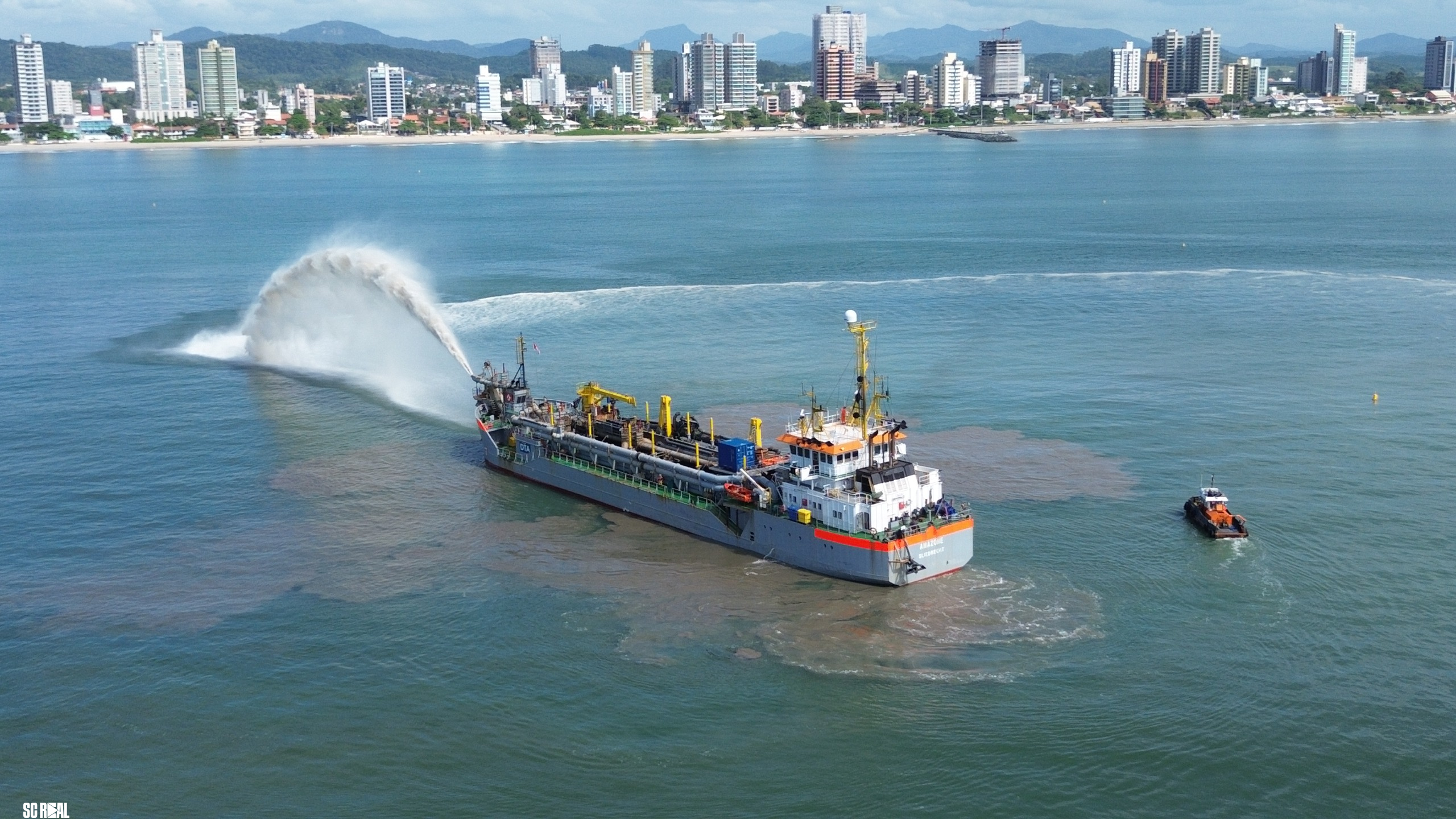 Draga Amazone se despede de Balneário Piçarras após conclusão da megaobra e celebra com “rainbow”