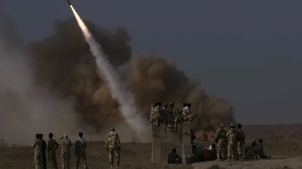 Guardas da Revolução ameaçam com "reação severa" no estreito de Ormuz