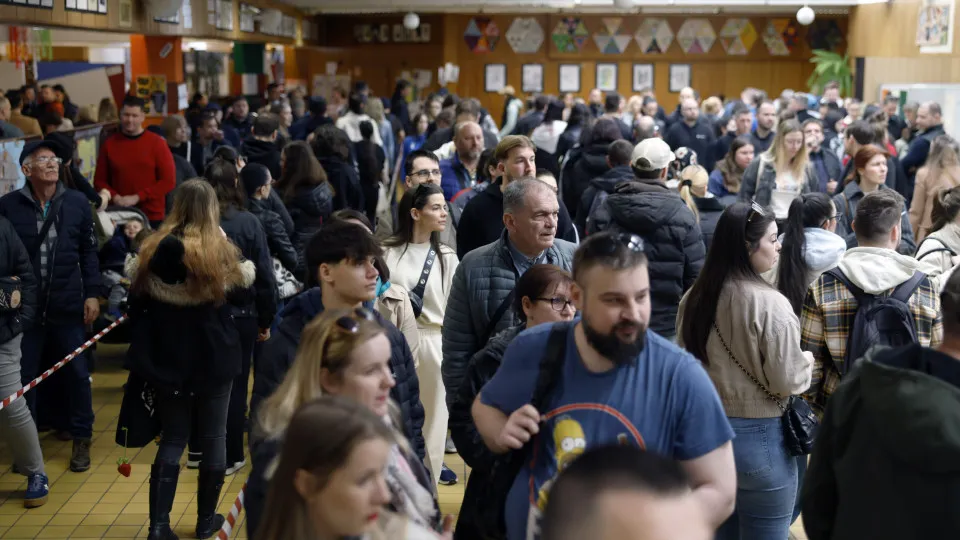Húngaros chamados às urnas. Luta renhida e... (longas) filas: As imagens