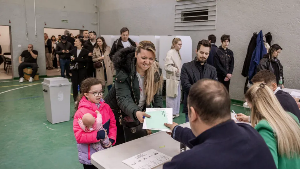 Observadores portugueses destacam "eleitores felizes" na Hungria