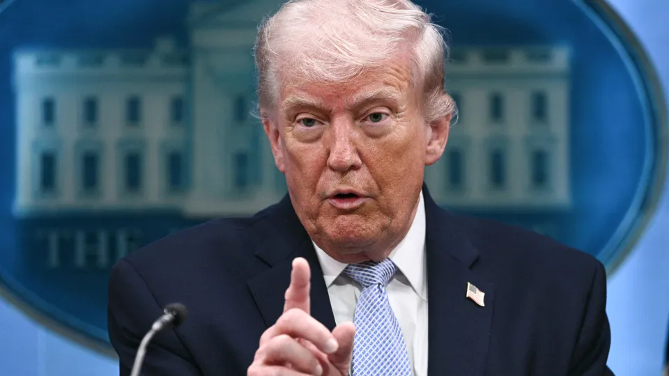 Trump diz que vai bloquear estreito de Hormuz e acusa Irã de 'extorsão global'