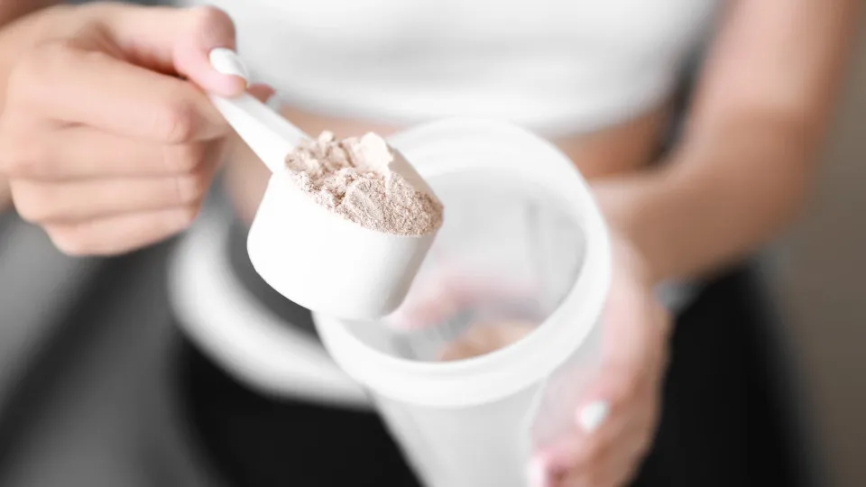 Leite vs água: Qual a melhor opção para misturar proteína em pó?