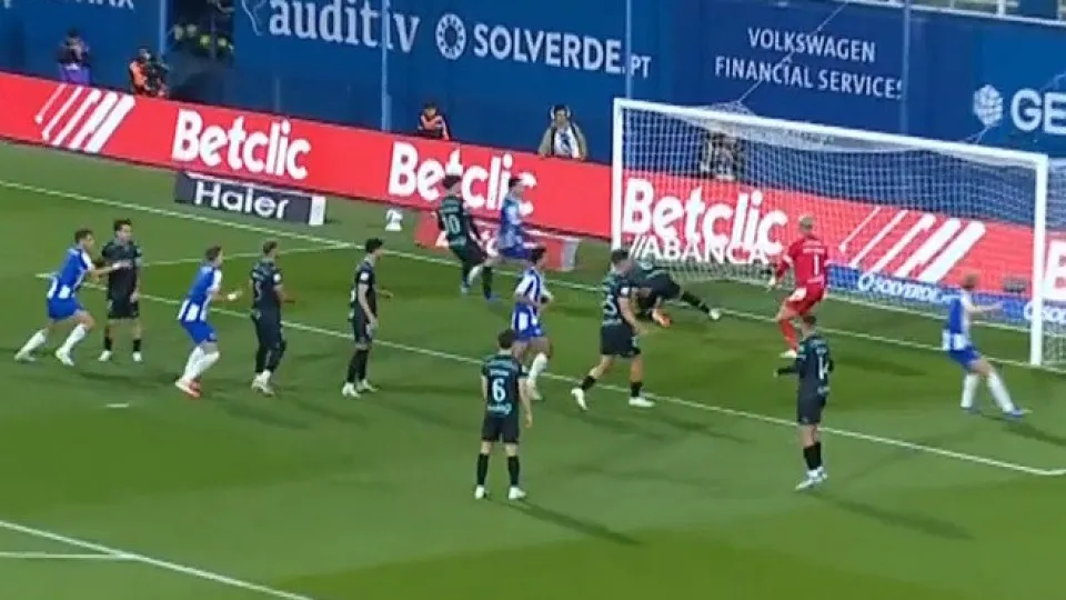 Não é à primeira, é à segunda. FC Porto com 'ajuda' para ampliar vantagem