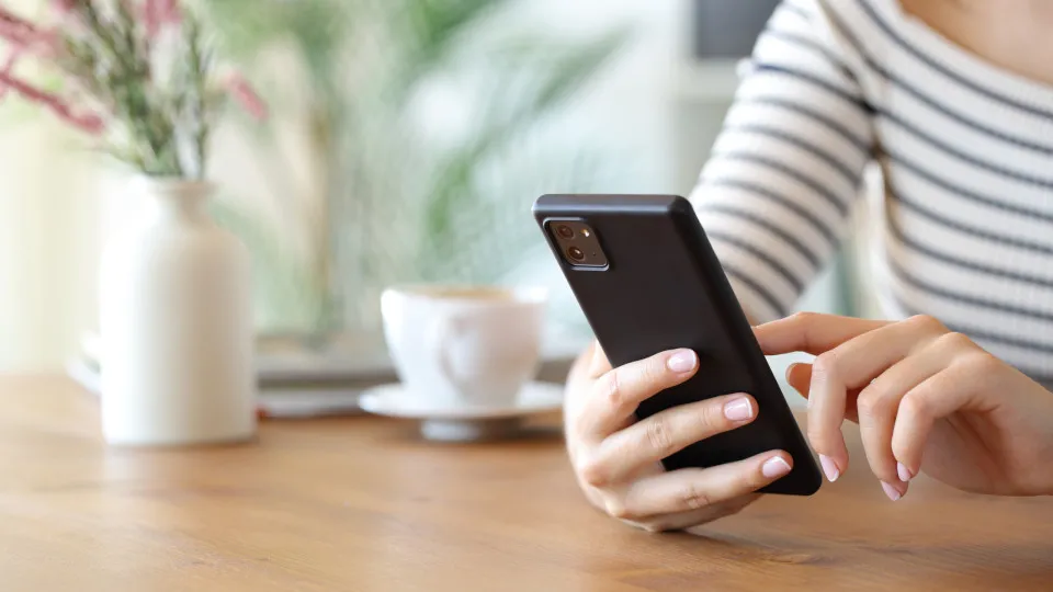 Cérebro 'rejuvenesce' 10 anos quando passa menos tempo ao telemóvel