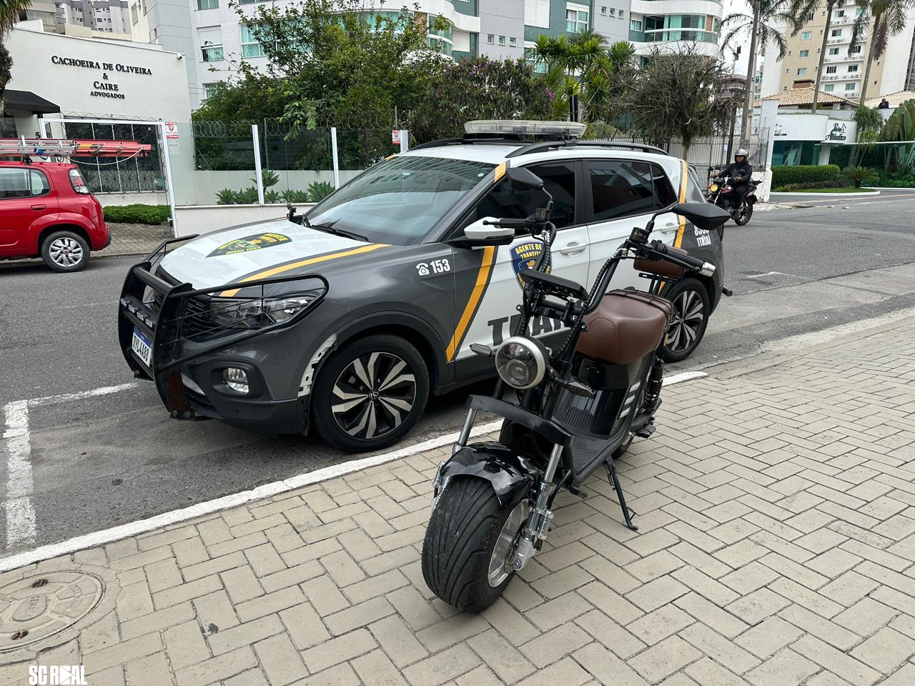 Fuga em alta velocidade e direção na contramão termina com apreensão de veículo irregular em Itajaí 