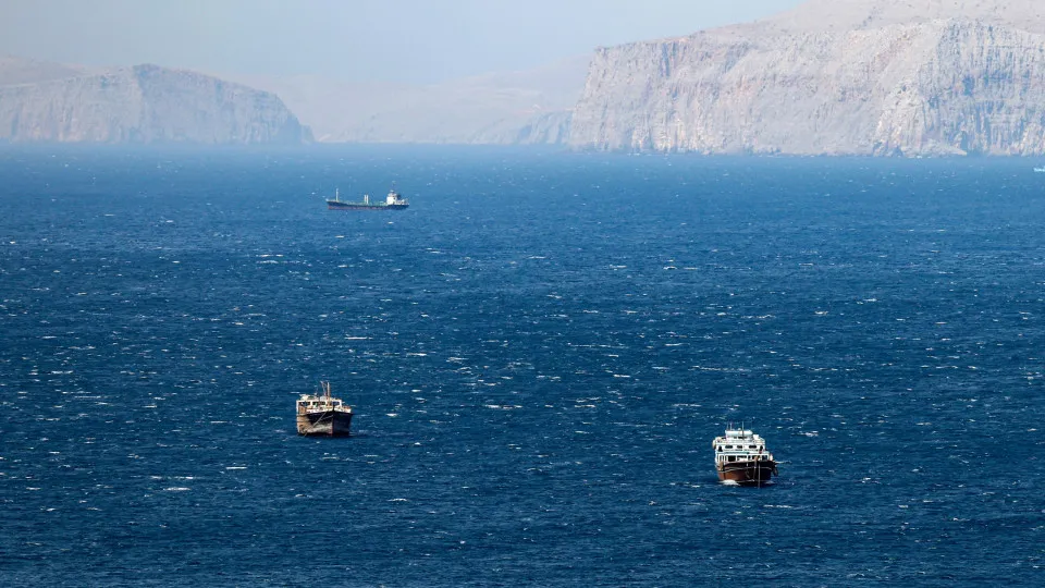 Emirados Árabes Unidos exigem restituição do estreito de Ormuz