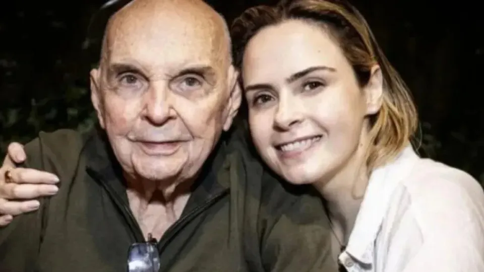 Concorrente do Big Brother Brasil permanece no programa após morte do pai