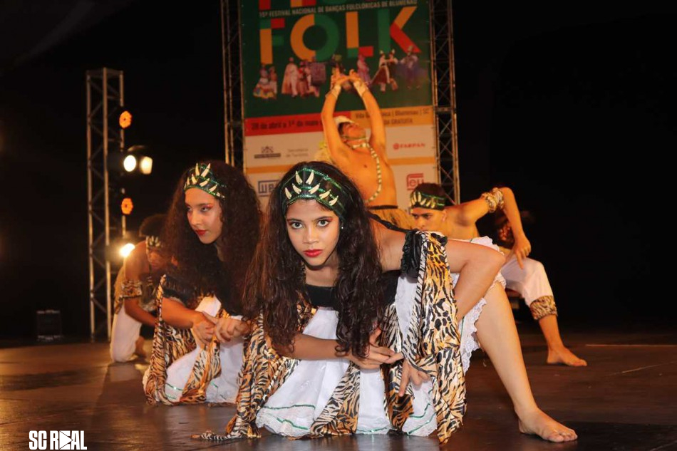 Festival Nacional de Danças Folclóricas, em Blumenau, começa dia 30 no Teatro Carlos Gomes 