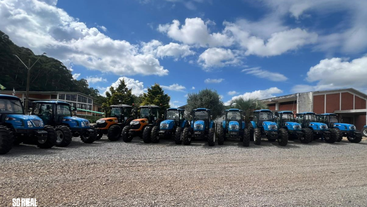 Em Campos Novos, Governo do Estado entrega 50 equipamentos agrícolas