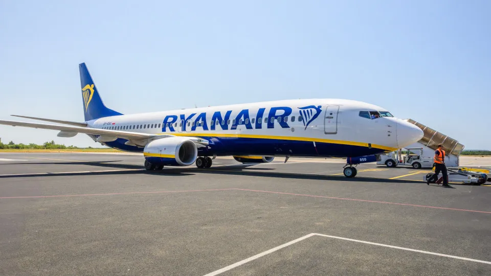 Atenção, passageiros: Ryanair mudará tempos de check-in e bagagem