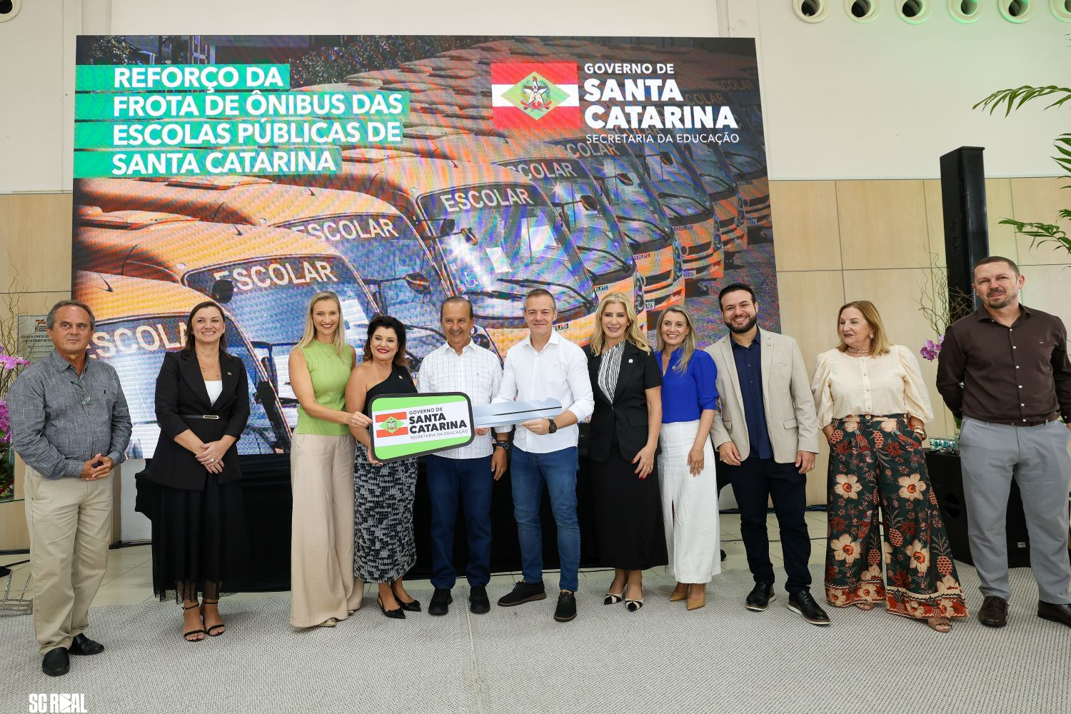 Governo de Santa Catarina finaliza entrega de 100 novos ônibus escolares para transporte de estudantes das redes públicas de ensino