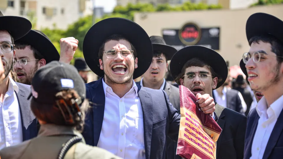 Ultraortodoxos contra recrutamento invadem casa de líder militar