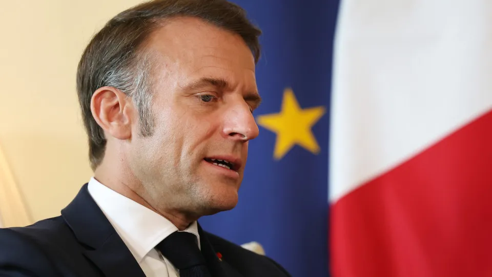 Macron alfineta Rei Charles: 'EUA falariam francês? Seria chique!'